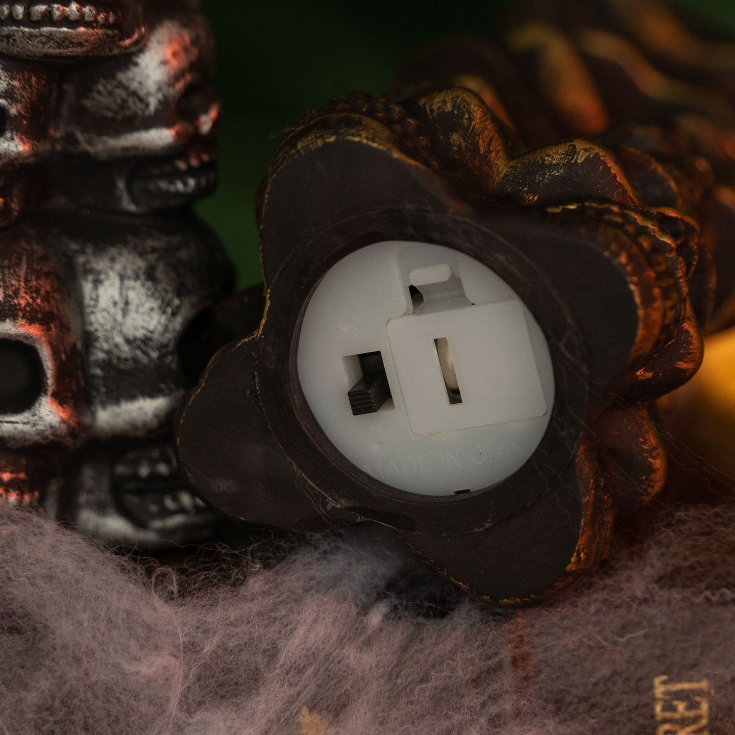 Halloween Stacked Skulls Candle Light – Spooky Bronze Décor