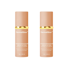 Kvinna applicerar DermalGlow serum för fräsch och strålande hud