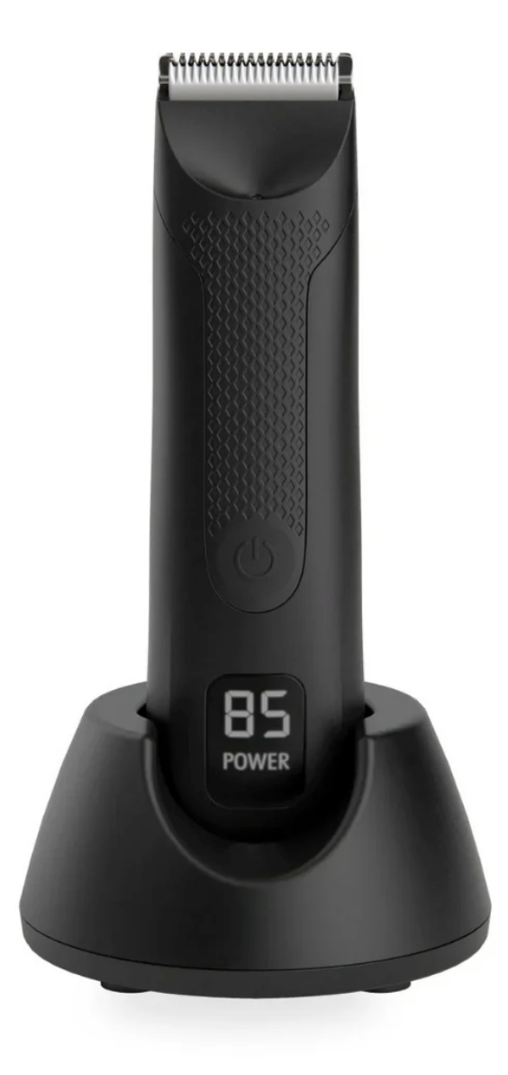 TrimUp 2.0 elektrisk hårtrimmer för män med LCD-display placerad i USB-laddningsstation för enkel laddning och förvaring.