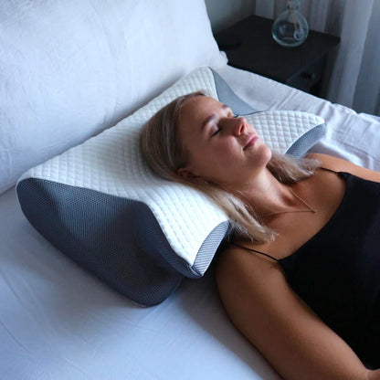 Kvinna sover på sidan med Airnuv Pro nackkudde