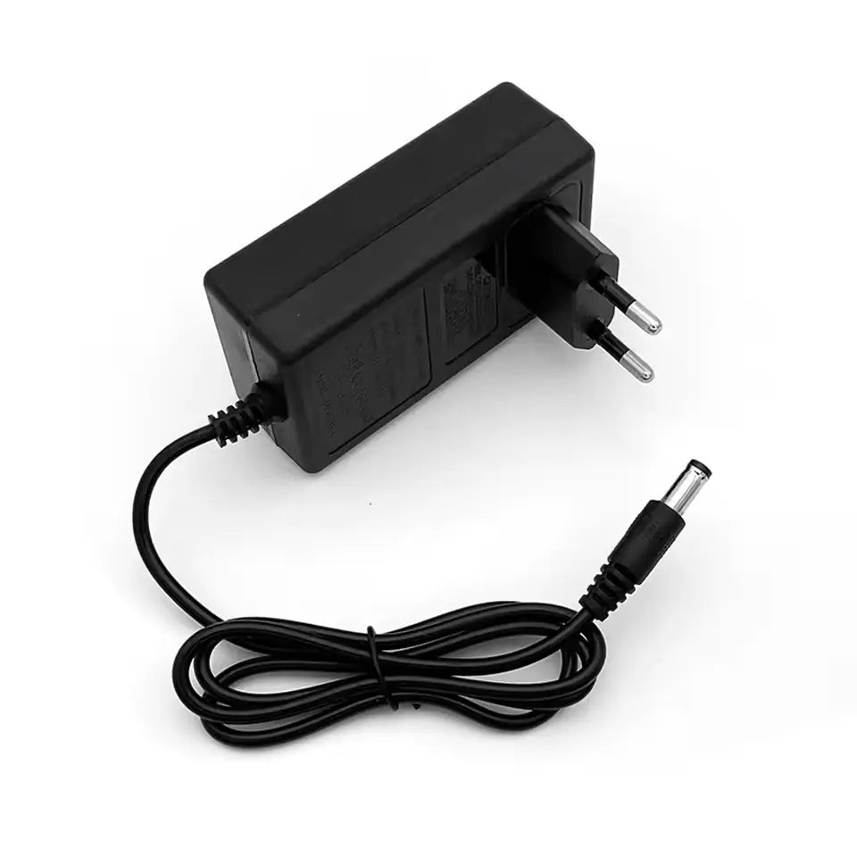 DC21V lithium batteriladdare med EU-kontakt för Makita 18V/21V batterier, 5.5x2.1mm kontakt och max 2A