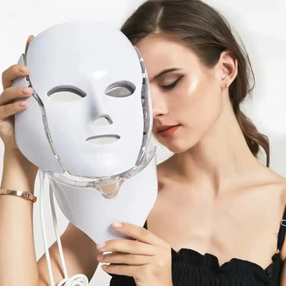 Kvinna håller LunaSkin LED-ansiktsmask mot ansiktet