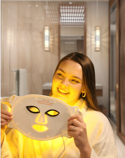 Kvinna håller masken med gult ljus tänt