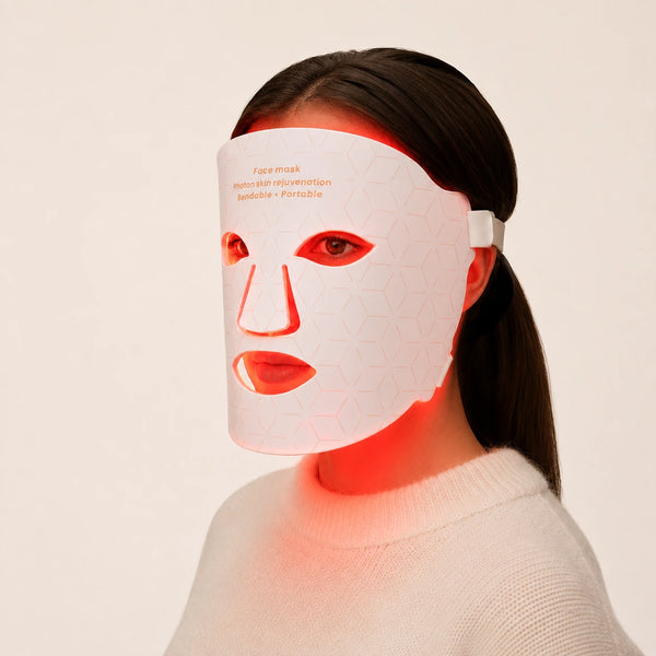 Kvinna bär LuxSilk silikonmask över ansiktet
