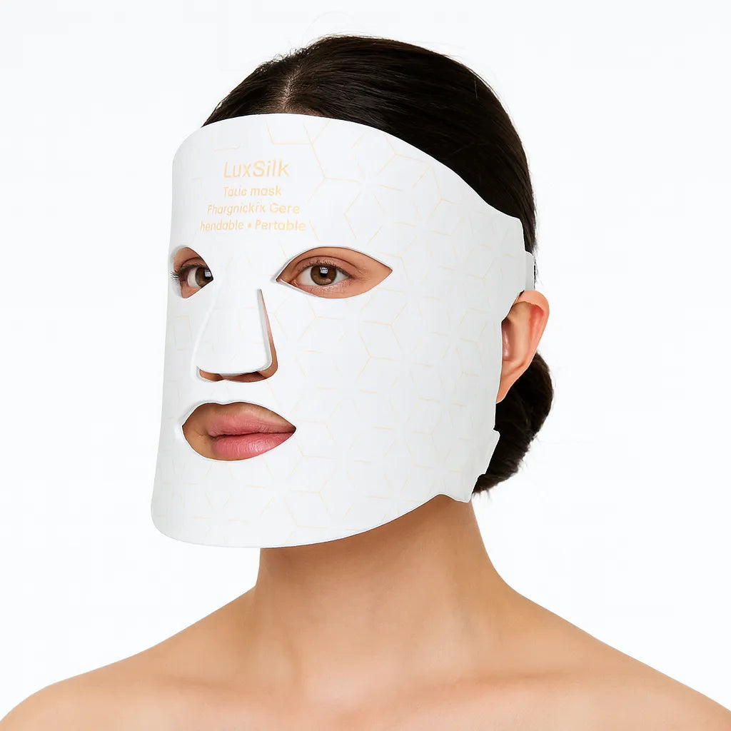 Kvinna bär LuxSilk silikonmask över ansiktet