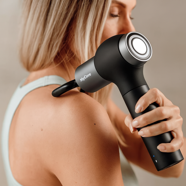 Massagepistolen används på axeln