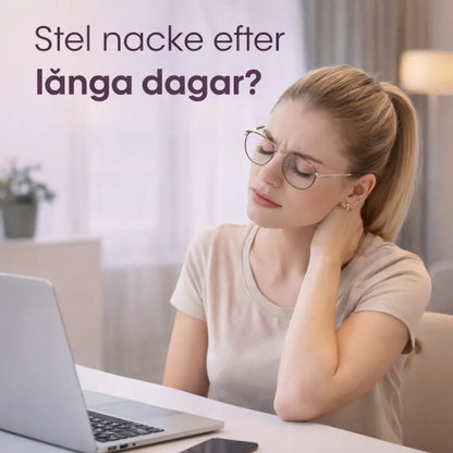Kvinna vid laptop håller handen mot nacken