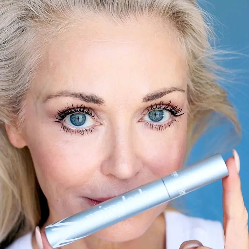 Kvinna håller PrimeLash mascara